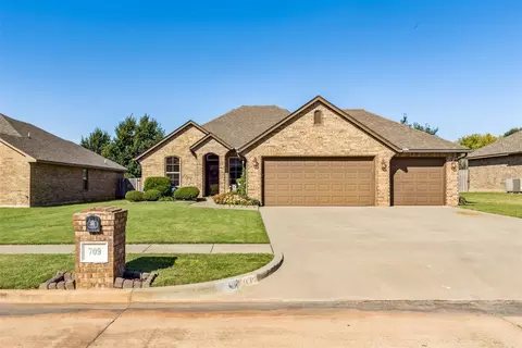 709 S S Avery St, Moore, OK 73160