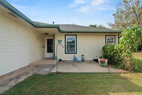 Exterior - 138 E Carson Ln, Mustang, OK 73064 photo 2 of 6