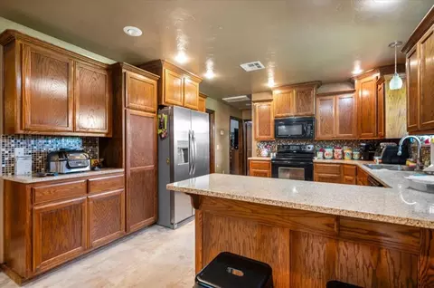 Kitchen - 4200 S Methodist Rd, Hinton, OK 73047 photo 3 of 4