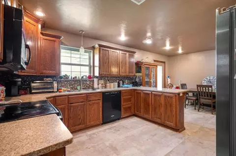 Kitchen - 4200 S Methodist Rd, Hinton, OK 73047 photo 4 of 4