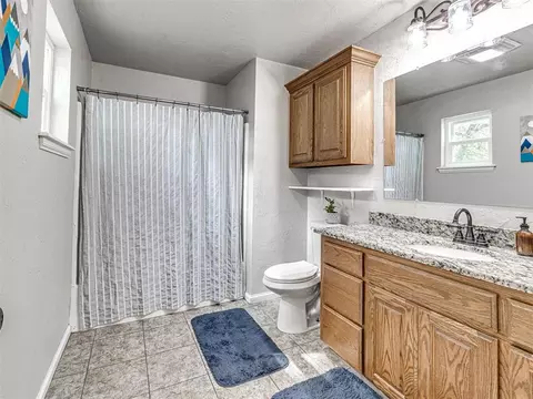 Bath - 2 Timber Oaks Rd, Mcloud, OK 74851 photo 1 of 3