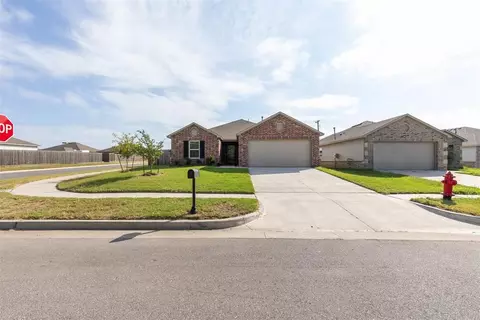1621 W Chuck Wagon Dr, El Reno, OK 73036