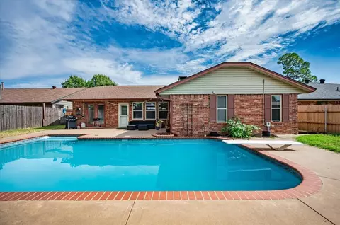 825 N Briarcliff Dr, Moore, OK 73170