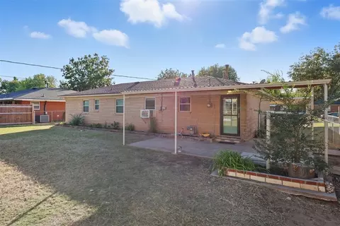 Exterior - 514 N Bell Dr, Crescent, OK 73028 photo 5 of 9