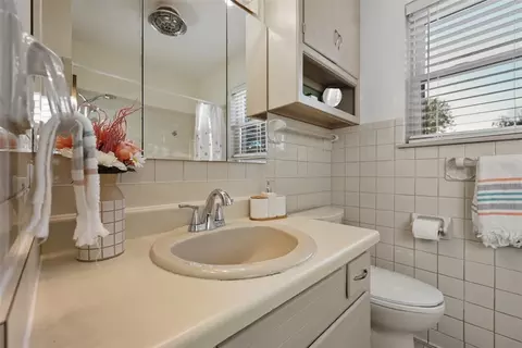 Bath - 514 N Bell Dr, Crescent, OK 73028 photo 4 of 5