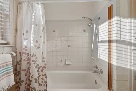 Bath - 514 N Bell Dr, Crescent, OK 73028 photo 3 of 5