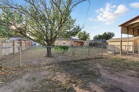 Exterior - 514 N Bell Dr, Crescent, OK 73028 photo 7 of 9