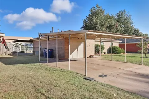 Exterior - 514 N Bell Dr, Crescent, OK 73028 photo 4 of 9