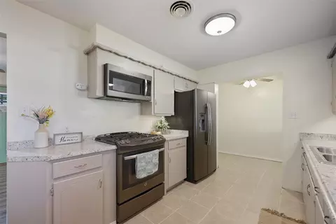 Kitchen - 514 N Bell Dr, Crescent, OK 73028 photo 2 of 5