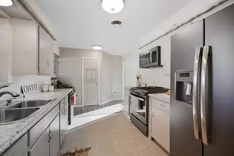Kitchen - 514 N Bell Dr, Crescent, OK 73028 photo 5 of 5