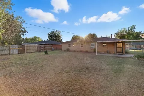 Exterior - 514 N Bell Dr, Crescent, OK 73028 photo 6 of 9