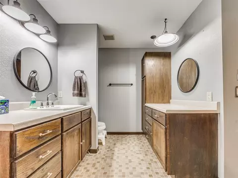 Bath - 14045 Apache Dr, Edmond, OK 73013 photo 2 of 7
