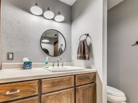 Bath - 14045 Apache Dr, Edmond, OK 73013 photo 3 of 7