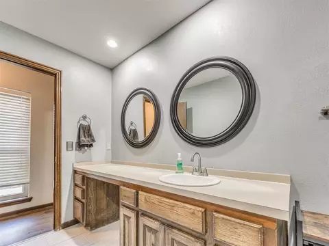 Bath - 14045 Apache Dr, Edmond, OK 73013 photo 6 of 7