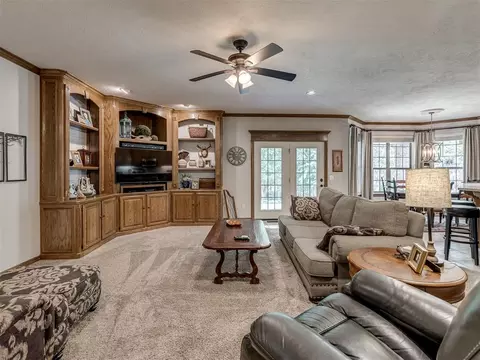 Living - 7 Loblolly Ln, Tuttle, OK 73089 photo 2 of 5