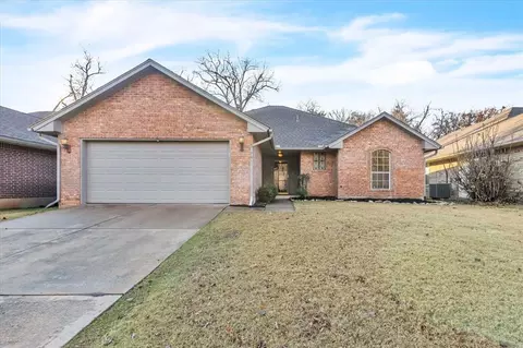 701 Stonepoint Dr, Edmond, OK 73034