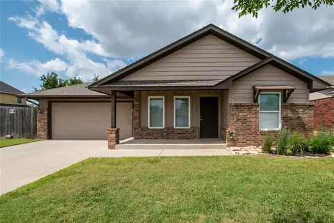 621 SW 7th St, Moore, OK 73160
