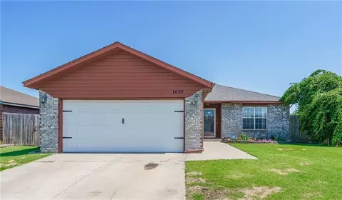 1039 NW 18th St, Moore, OK 73160