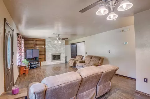 Living - 118 Connolly Dr, Mcloud, OK 74851 photo 4 of 5
