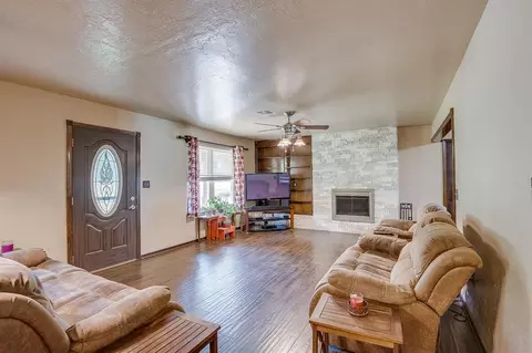 Living - 118 Connolly Dr, Mcloud, OK 74851 photo 2 of 5