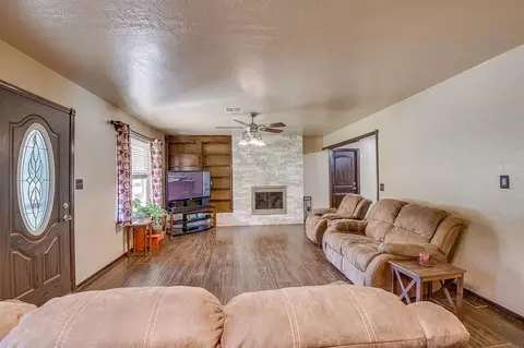 Living - 118 Connolly Dr, Mcloud, OK 74851 photo 3 of 5