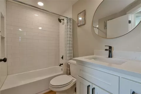 Bath - 2002 Shadow St, Norman, OK 73071 photo 3 of 3