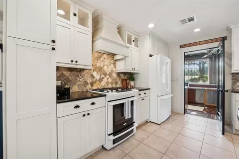 Kitchen - 19563 E Britton Rd, Harrah, OK 73045 photo 4 of 7