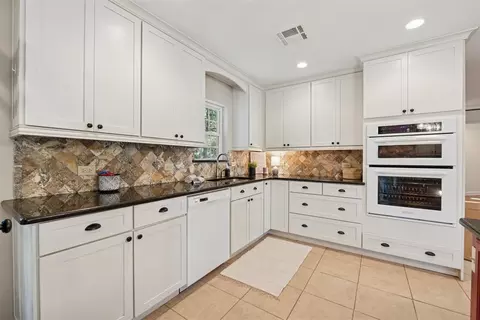 Kitchen - 19563 E Britton Rd, Harrah, OK 73045 photo 3 of 7