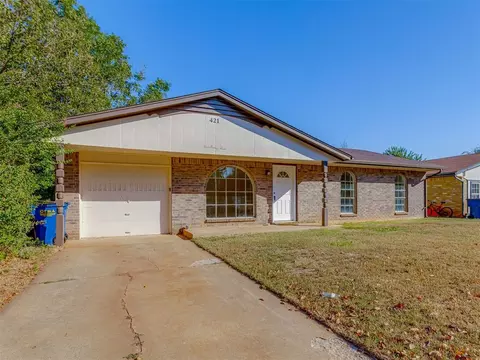 421 E Hillcrest Ln, Mustang, OK 73064