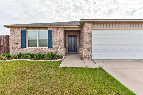 Exterior - 1101 Limestone Dr, Noble, OK 73068 photo 5 of 10