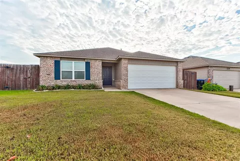 Exterior - 1101 Limestone Dr, Noble, OK 73068 photo 3 of 10