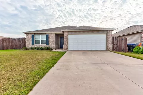 Exterior - 1101 Limestone Dr, Noble, OK 73068 photo 2 of 10