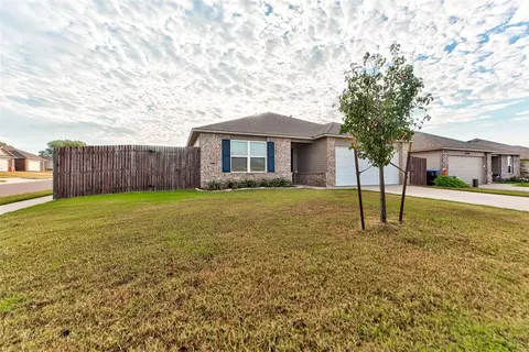 Exterior - 1101 Limestone Dr, Noble, OK 73068 photo 4 of 10