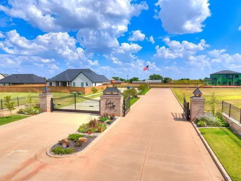 3518 Redbud Dr, Chickasha, OK 73018