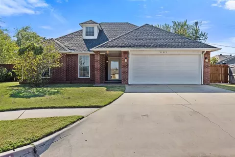 901 N Avery Dr, Moore, OK 73160