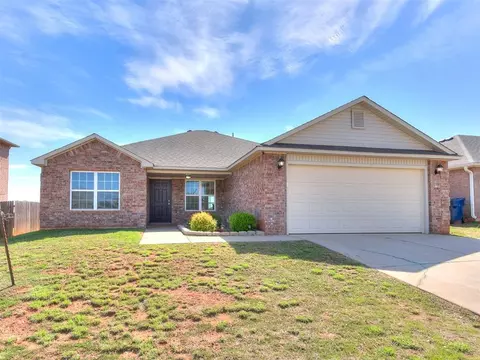 Exterior - 9620 Eli Dr, Moore, OK 73160 photo 4 of 7