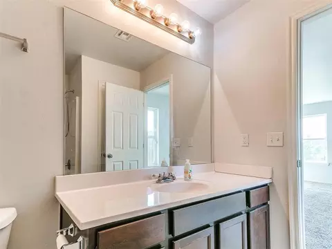 Bath - 9620 Eli Dr, Moore, OK 73160 photo 5 of 6