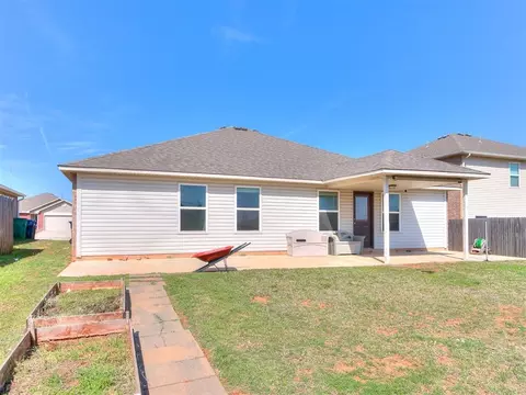 Exterior - 9620 Eli Dr, Moore, OK 73160 photo 6 of 7