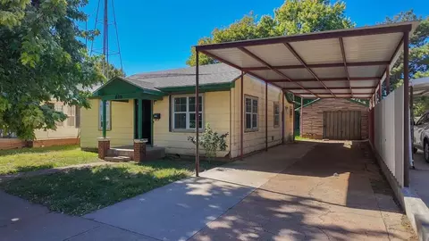 616 S 11th St, Clinton, OK 73601