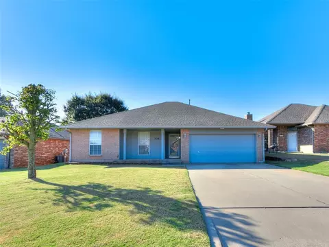 628 NW 21st St, Moore, OK 73160