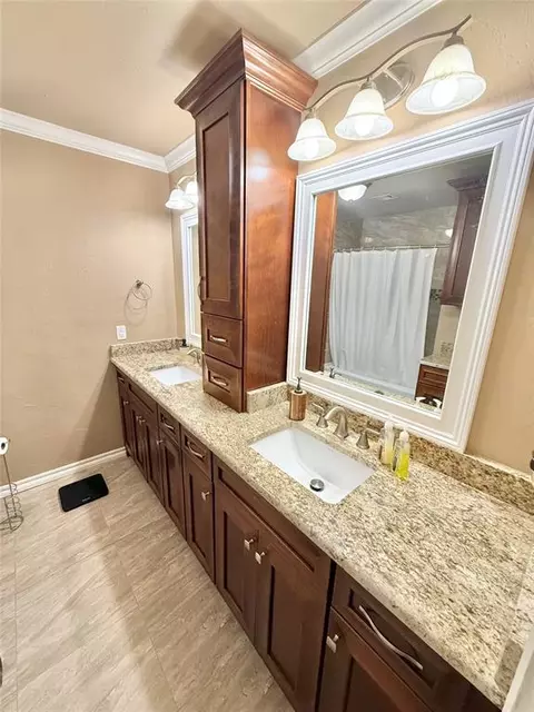 Bath - 2212 N Robin St, Altus, OK 73521 photo 1 of 4