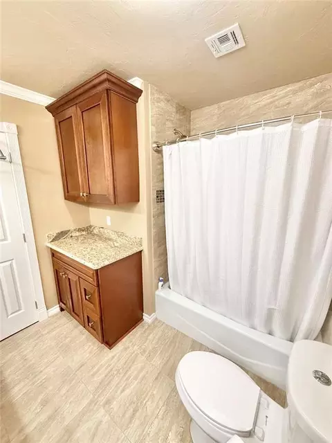 Bath - 2212 N Robin St, Altus, OK 73521 photo 3 of 4