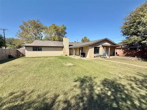 Exterior - 2212 N Robin St, Altus, OK 73521 photo 4 of 4