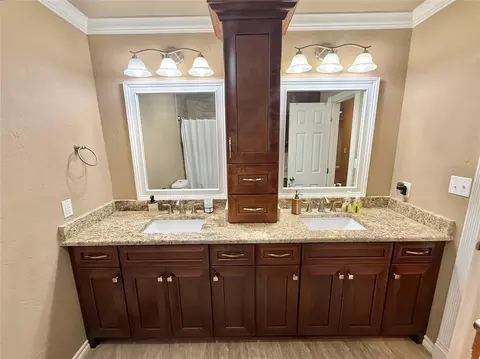 Bath - 2212 N Robin St, Altus, OK 73521 photo 2 of 4