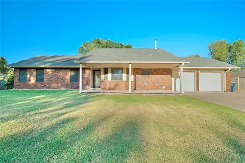 613 N Country Club Ter, Mustang, OK 73064