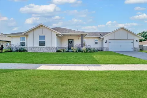 1004 Village Dr, Altus, OK 73521