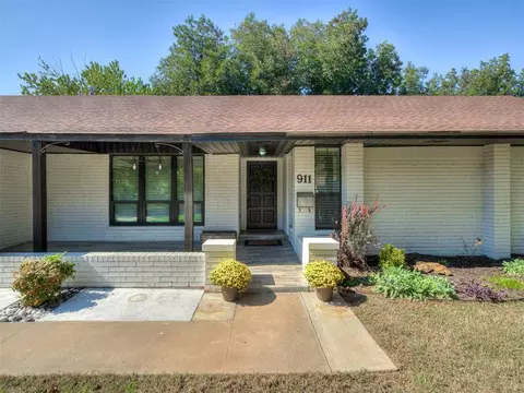 911 Rosebrier Ct, Guthrie, OK 73044