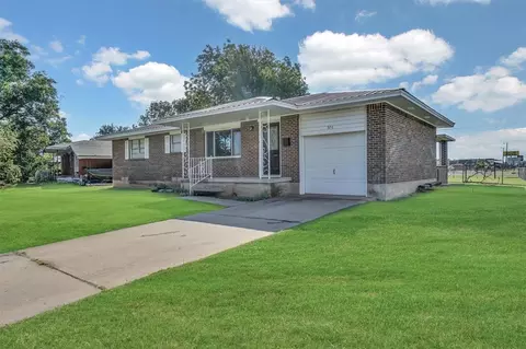 300 Gary St, Mangum, OK 73554