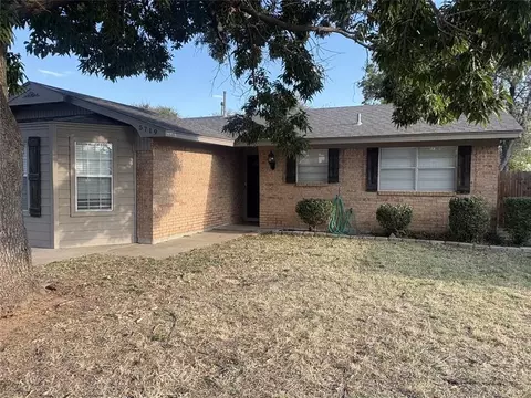 5719 NW Chestnut Ln, Lawton, OK 73505