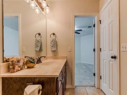 Bath - 2000 Pelham Dr, Norman, OK 73071 photo 2 of 5
